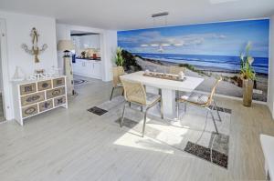 ein Esszimmer mit einem weißen Tisch und Stühlen in der Unterkunft fewo1846 - OstseeFlair komfortables Reihenhaus mit zwei Schlafzimmern, Garten und Terrasse in Flensburg