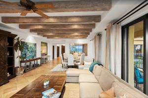 una sala de estar con un sofá y una mesa en Best Executive-Style Luxury Residence on Property, en Cabo San Lucas