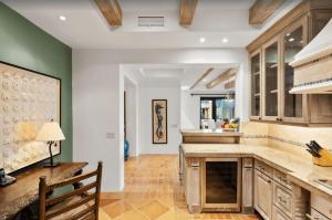 O bucătărie sau chicinetă la Best Executive-Style Luxury Residence on Property