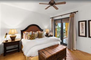 Un dormitorio con una cama y un ventilador de techo. en Best Executive-Style Luxury Residence on Property, en Cabo San Lucas