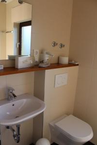 A bathroom at Hotel zur Moselbrücke