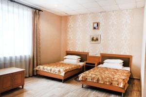 BirobidzhanにあるBarbarisのベッド2台と窓が備わる客室です。