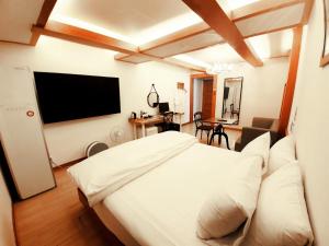 TV a/nebo společenská místnost v ubytování Uneed Hotel + 37 fotografií