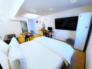 TV a/nebo společenská místnost v ubytování Uneed Hotel