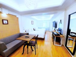TV a/nebo společenská místnost v ubytování Uneed Hotel
