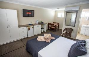 Postel nebo postele na pokoji v ubytování Tropicana Motel