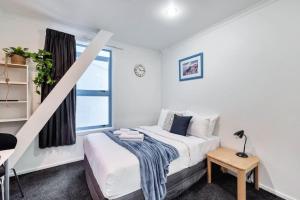 1 dormitorio con cama y ventana en Cute Little Private Studio In the City en Auckland