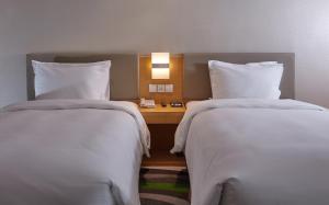 Postel nebo postele na pokoji v ubytování Holiday Inn Express Tangshan Downtown by IHG