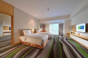 Postel nebo postele na pokoji v ubytování Holiday Inn Express Tangshan Downtown by IHG