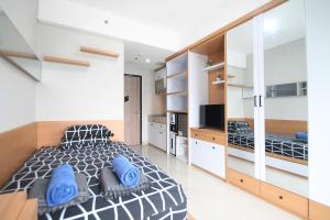 Tempat tidur susun dalam kamar di Apartemen Monroe Jababeka Cikarang Bekasi by Aparian