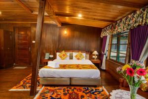 เตียงในห้องที่ Muscatel Himalayan Resort - 400 Mts from Mall Road