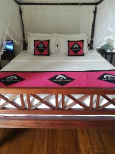 En eller flere senge i et værelse på The Villa Hotel