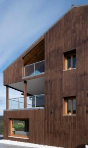 un edificio de madera con balcón en Hotel Nafarrola - Gastronomy & Wine, en Bermeo