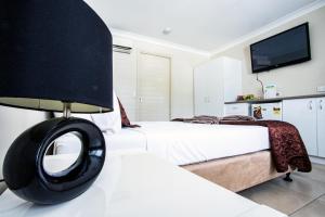Postel nebo postele na pokoji v ubytování Tropicana Motel