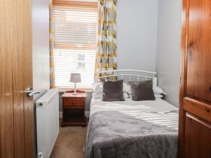 Postel nebo postele na pokoji v ubytování Harrys Cottage