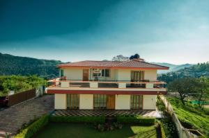 una casa su una collina con vista di Hidden Heaven a Coonoor