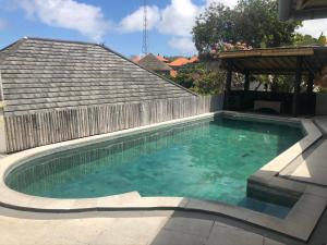 Bazén v ubytování Surf Bali Villa nebo v jeho okolí