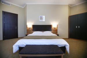Postel nebo postele na pokoji v ubytování Tskaltubo Plaza Hotel