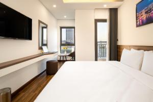 Habitación de hotel con cama grande y TV de pantalla plana. en Tan Phuong Nam Hotel & Apartment en Da Nang