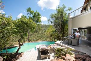 The swimming pool at or close to Clifftop Exclusive Safari Hideaway