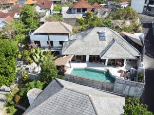 Bazén v ubytování Surf Bali Villa nebo v jeho okolí
