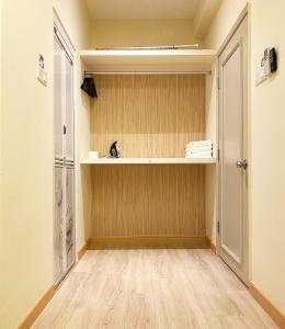 um quarto com um armário com pisos em madeira e uma porta em Amadel Residence 爱媄德民宿 11 em Malaca