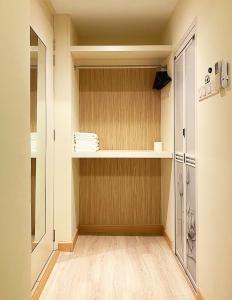 um closet com pisos e prateleiras de madeira em Amadel Residence 爱媄德民宿 11 em Malaca