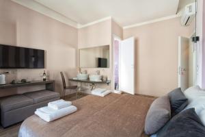 ein großes Wohnzimmer mit einem Sofa und einem Tisch in der Unterkunft GOGO` Petit Hotel in Florenz