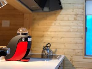 a red and black tea kettle sitting on a counter at BALLAD HOUSE / Vacation STAY 31548 in Yachimata
