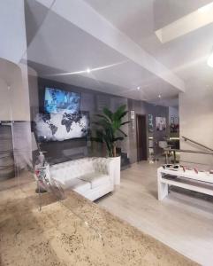 A television and/or entertainment centre at Hotel Ares Milano
