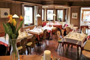 Reštaurácia alebo iné gastronomické zariadenie v ubytovaní Hotel Feichter