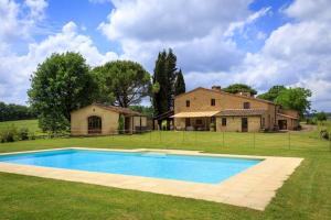 una casa con piscina en el patio en Podere Maiano - Private pool villa with spa, en Buonconvento