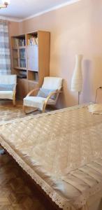 - une chambre avec un grand lit et une chaise dans l'établissement Mieszkanie Tolkmicko, à Tolkmicko