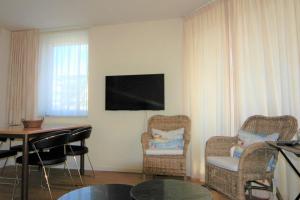 TV a/nebo společenská místnost v ubytování La Playa, Residence Deurloo 53-14