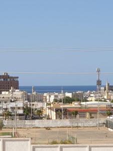 vista su una città con l'oceano sullo sfondo di Al-Olaya Apartment a Umm Lajj