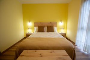 A bed or beds in a room at La Casona de Cardes