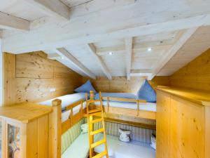 מיטה או מיטות קומותיים בחדר ב-Tiny-Chalet