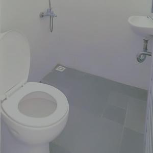 Koupelna v ubytování Bumi Ciboled Mitra RedDoorz near Gerbang Tol Pamulihan