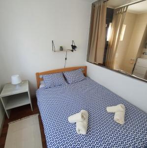 ein Schlafzimmer mit einem Bett mit zwei Hausschuhen darauf in der Unterkunft Apartment Sandra Toplice Sveti Martin in Sveti Martin na Muri