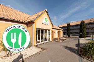 un restaurante con un cartel en la parte delantera de un edificio en Campanile Narbonne A9/A61, en Narbona