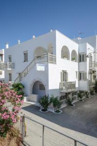 ein weißes Gebäude mit Balkon auf der Seite in der Unterkunft Lygdamis Hotel in Naxos Chora