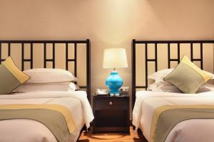 Ένα ή περισσότερα κρεβάτια σε δωμάτιο στο Li-river Island Resort Xingping Yangshuo
