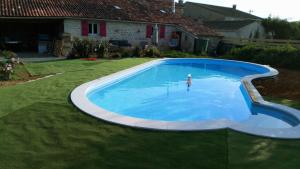 - une vue sur la piscine dans la cour dans l'établissement LA PASTORALE, à Beurlay