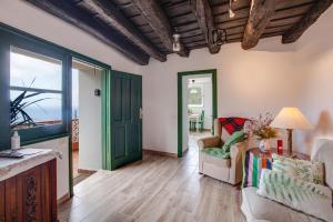 sala de estar con puerta verde y sofá en Casa Taganana en Santa Cruz de Tenerife