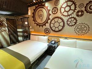 马公和興大飯店 -小島遊的墙上挂有时钟的房间里设有两张床