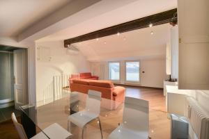 un salon avec une table en verre et un canapé dans l'établissement UR-NEST Moline, à Bologne