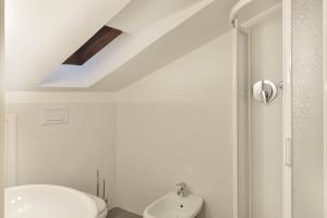une salle de bain blanche avec un lavabo et des toilettes dans l'établissement UR-NEST Moline, à Bologne 17 autres photos