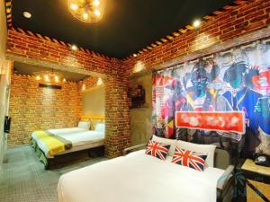 馬公市的住宿－和興大飯店 -小島遊，一间设有两张床和砖墙的房间