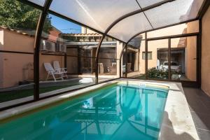 a swimming pool in the middle of a house at CASA ERNESTO Piscina Climatizada porche y garaje in Zamora