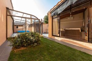 Afbeelding uit fotogalerij van CASA ERNESTO Piscina Climatizada porche y garaje in Zamora